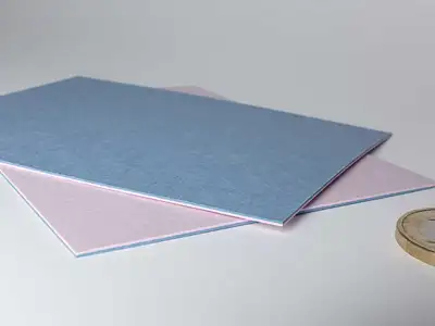2-lagiger Materialverbund aus verschiedenfarbigen Kartons