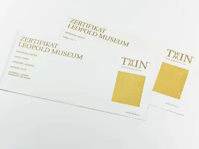 Fälschungsschutz auf Druckprodukten durch Metallisierung und Texte in Hologrammeffekt Gold