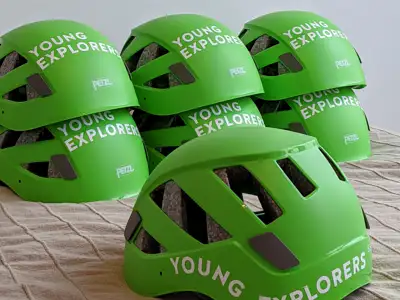 Klebeschrift auf Schutzhelmen für junge Kletterer von www.explorers.wien