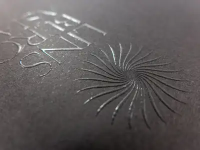 Feiner Relieflack auf schwarz durchgefärbtem Naturpapier, Siebdruck