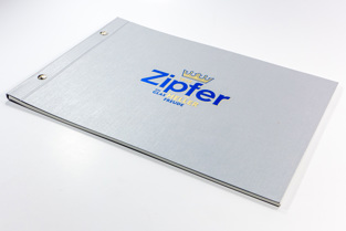 Branddesign Booklet mit Metallisierung in Blau und Gold auf silbernem Karton, gebunden mit Buchschrauben