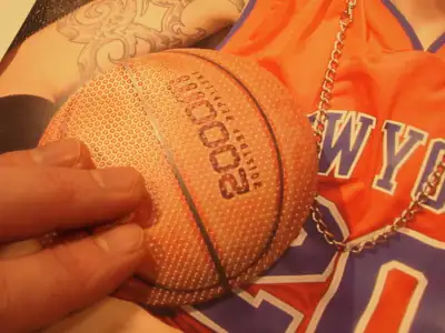 Täuschend echte Basketballnoppen durch Prägung auf Papier