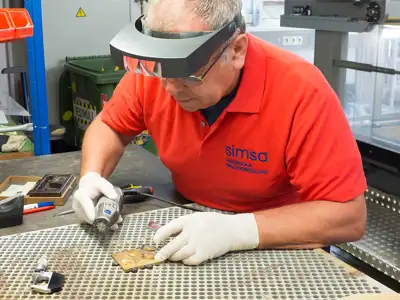 Händische Feinbearbeitung eines Prägewerkzeugs durch einen Fachmann der Firma Simsa