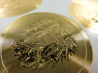 Sicherheitsaufkleber aus Papier in metallischer Goldoptik gegen Fälschungsversuche, kreisrund angestanzt
