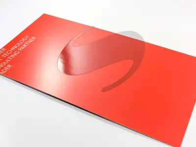 Simsa Color-Lack, der UV-Lack mit einem Hauch von Farbtönung, gedruckt auf Papier und Karton