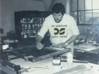 Karl Simsa beim Handsiebdruck in seiner damaligen Werkstatt Ende der 70er Jahre