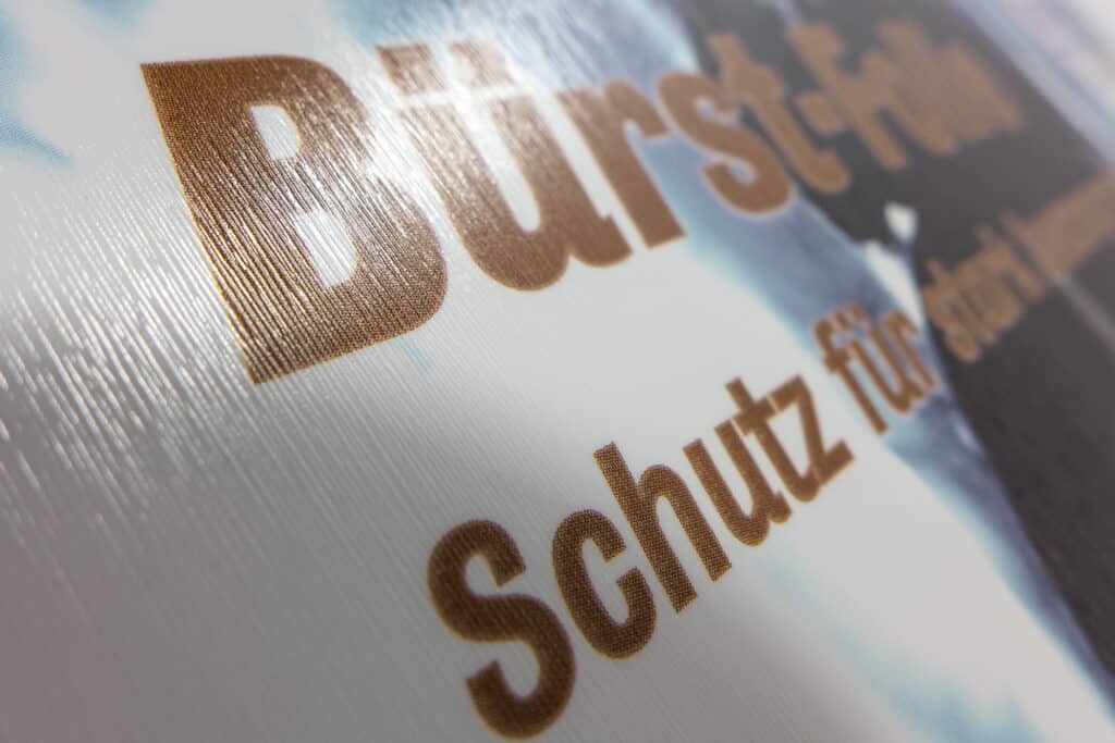 Folienkaschierung in Strukturprägung Bürstung auf Papier