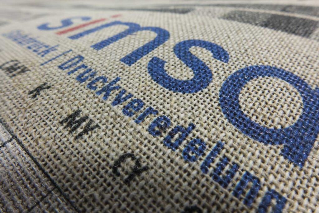 UV-Inkjet Digitaldruck auf grobes Leinengewebe mit Buntfarben und weißer Hinterlegung