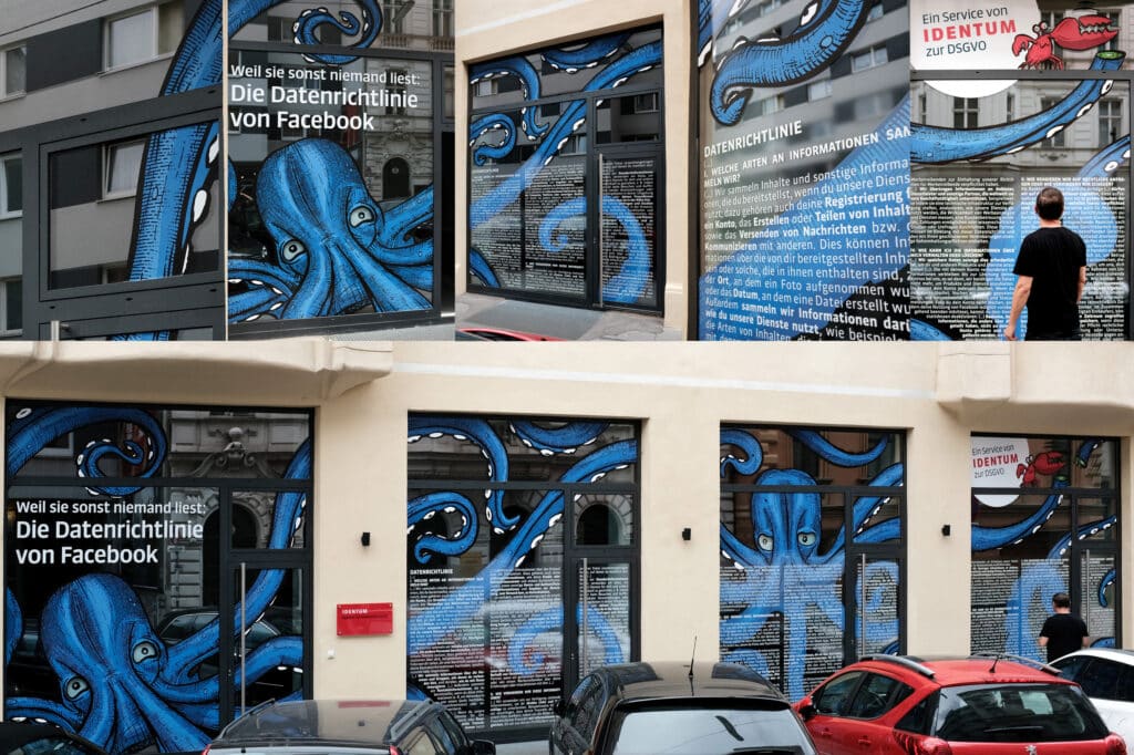 Druck und Montage einer kompletten Schaufensterbeklebung mit fast 4m Höhe in Wien