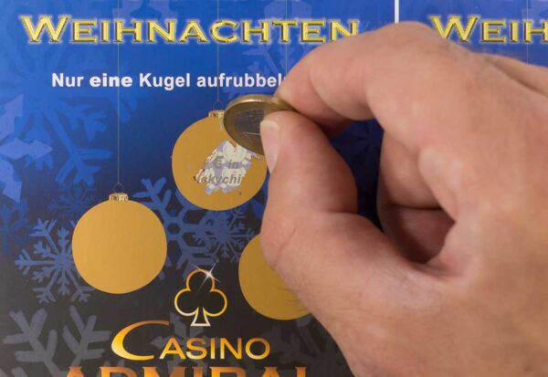 Rubbellos aus bedrucktem Papier mit Rubbelfeld in Farbe Gold