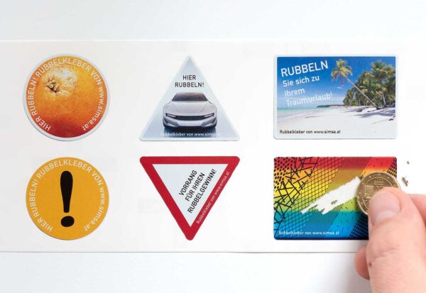 Rubbelfotokleber zum Freirubbeln eines abgedeckten Untergrunds