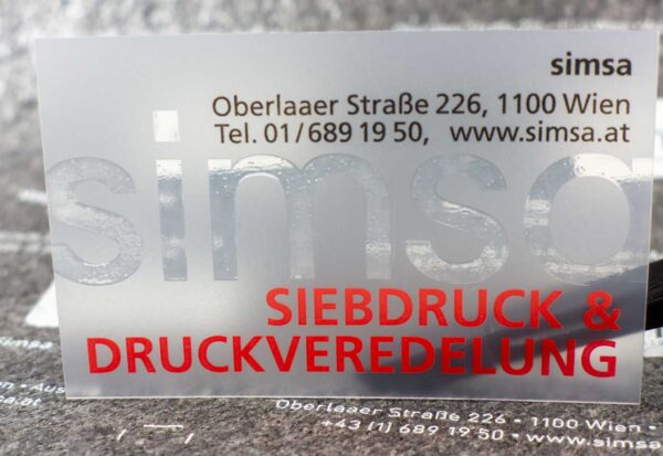 Transparente Visitenkarte aus Kunststoff mit Bedruckung und partiellem Matt-/Glanzeffekt