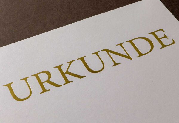 Urkundenvordruck mit Gold edelmetallisch in Serifenschrift