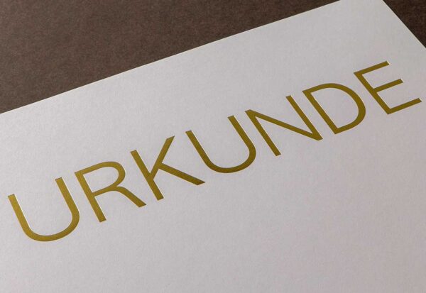 Urkundenvordruck mit Gold edelmetallisch in geradliniger Schrift