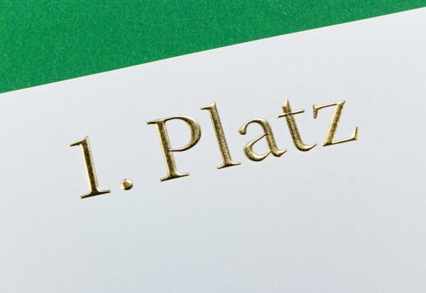 Urkundenvordruck 1. Platz Gold Reliefprägung Detailansicht