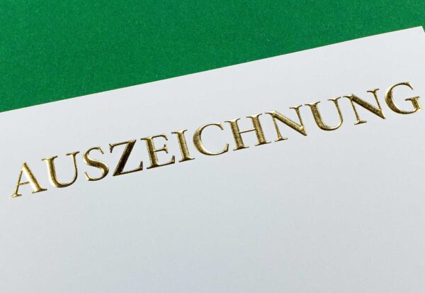 Auszeichnung Vordruck Gold Reliefprägung Detailansicht