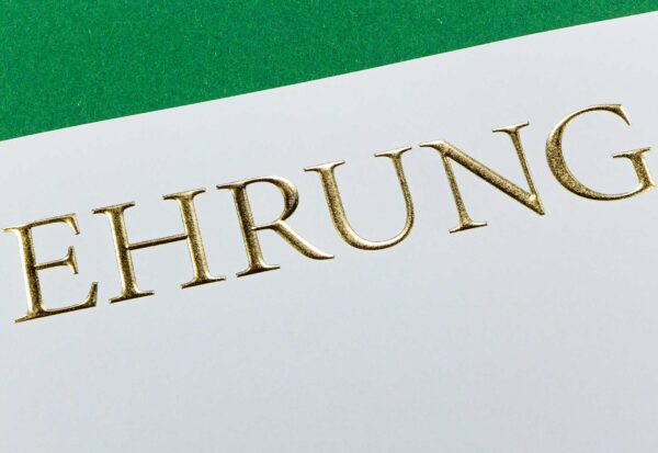 Ehrung Vordruck Gold Reliefprägung Detailansicht